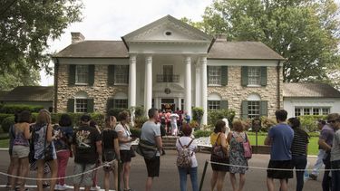 ARCHIVO - Fans esperan en fila afuera de Graceland el martes, 15 de agosto de 2017, en Memphis, Tennessee. Un juez de Tennessee bloqueó el miércoles 22 de mayo de 2024 la subasta de Graceland, la antigua casa de Elvis Presley, por parte de una compañía que afirma que los herederos del rey del rock no pagaron un préstamo que tenía la propiedad como garantía.(Foto AP/Brandon Dill, archivo)