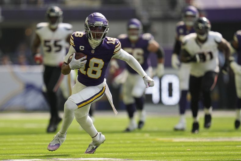 Justin Jefferson (18), wide receiver de los Vikings de Minnesota, corre después de atrapar un pase durante la primera mitad del partido de la NFL en contra de los Texans de Houston, el domingo 22 de septiembre de 2024, en Minneapolis. (AP Foto/Abbie Parr)