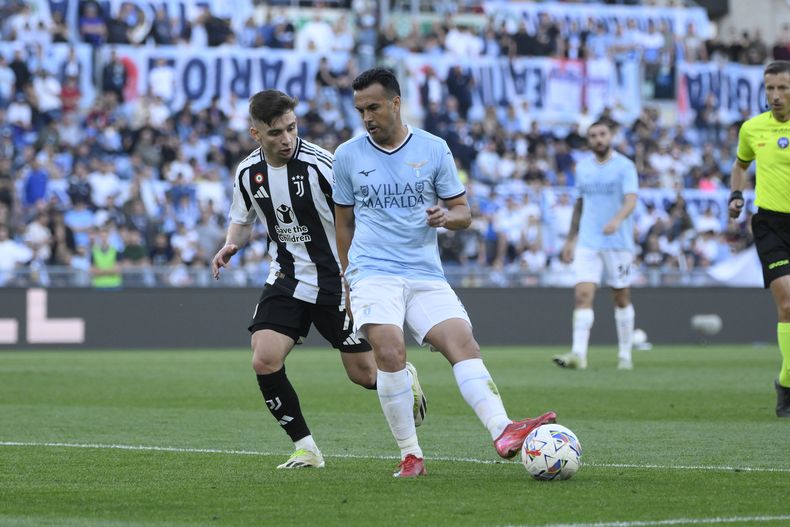 Pedro de la Lazio y Francisco Conceicao de la Juventus en acción durante el encuentro de la Serie A el sábado 10 de mayo del 2025. (Fabrizio Corradetti/LaPresse via AP)