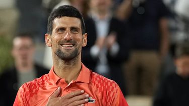 Novak Djokovic celebra tras derrotar a Marton Fucsovics durante la segunda ronda del Abierto de Francia, el miércoles 31 de mayo de 2023, en París. (AP Foto/Thibault Camus)