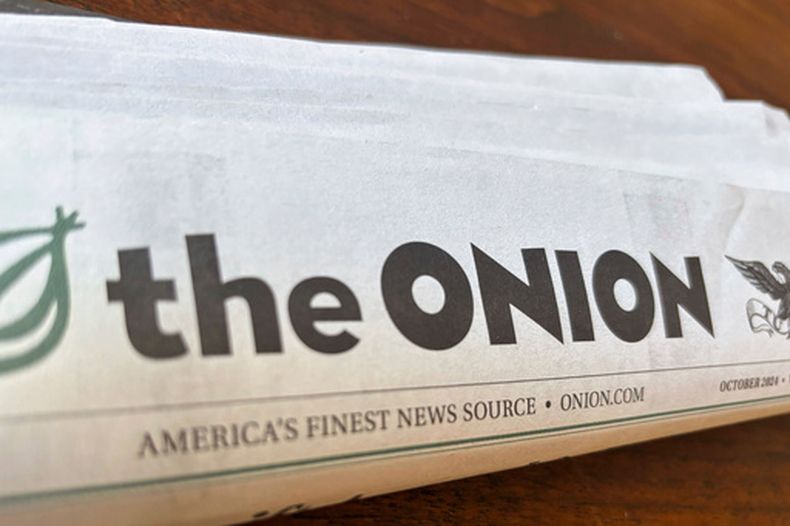 ARCHIVO - Un ejemplar del medio satírico The Onion el 14 de noviembre de 2024 en Little Rock, Arkansas. (Foto AP/Jill Bleed, archivo)