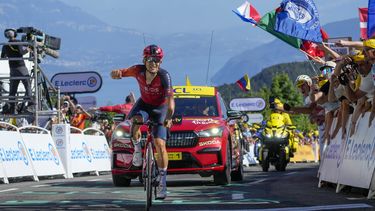 El polaco Michal Kwiatkowski cruza la meta para ganar la 13ra etapa del Tour de Francia tras un recorrido de 138 kilómetros (86 millas) desde Chatillon-sur-Chalaronne a Grand Colombier, el viernes 14 de julio de 2023, en Francia. (AP Foto/Thibault Camus)