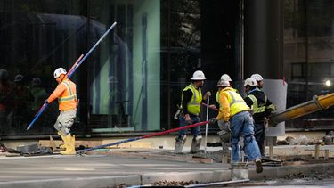 Trabajadores en un sitio de construcción en Chicago el 20 de octubre del 2026. (AP foto/Nam Y. Huh)