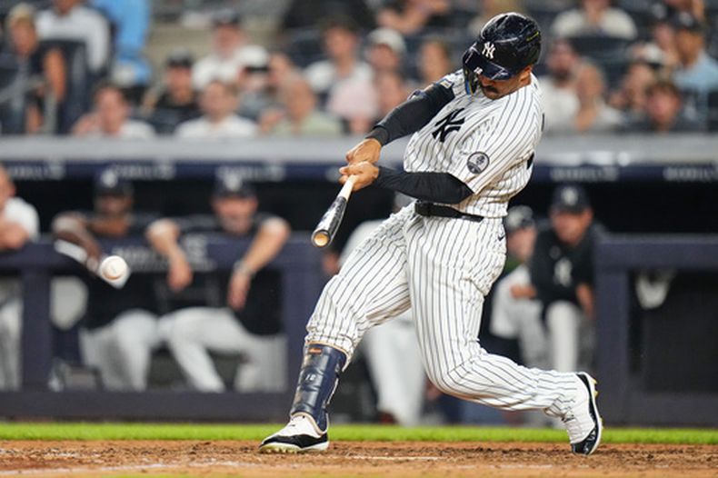 Trent Grisham, de los Yankees de Nueva York, pega un sencillo de dos carreras durante el séptimo episodio del encuentro del martes 11 de agosto de 2026 ante los Marineros de Seattle (AP Foto/Frank Franklin II)