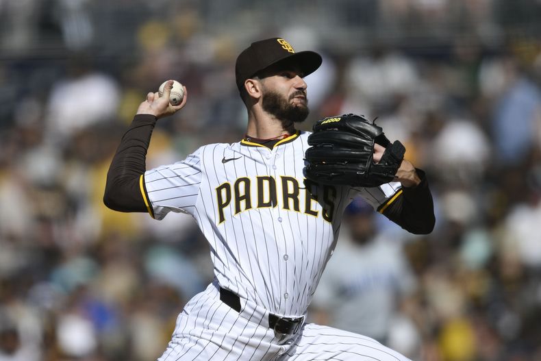 El abridor de los Padres de San Diego Dylan Cease lanza en la primera entrada del juego ante los Cachorros de Chicago el miércoles 10 de abril del 2024. (AP Foto/Denis Poroy)