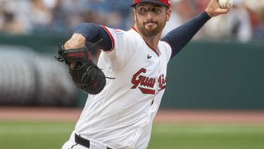 El lanzador abridor de los Guardianes de Cleveland, Foster Griffin, hace un lanzamiento contra los Mets de Nueva York durante la primera entrada de un partido de béisbol, el jueves 6 de agosto de 2026, en Cleveland. (Foto AP/Phil Long)