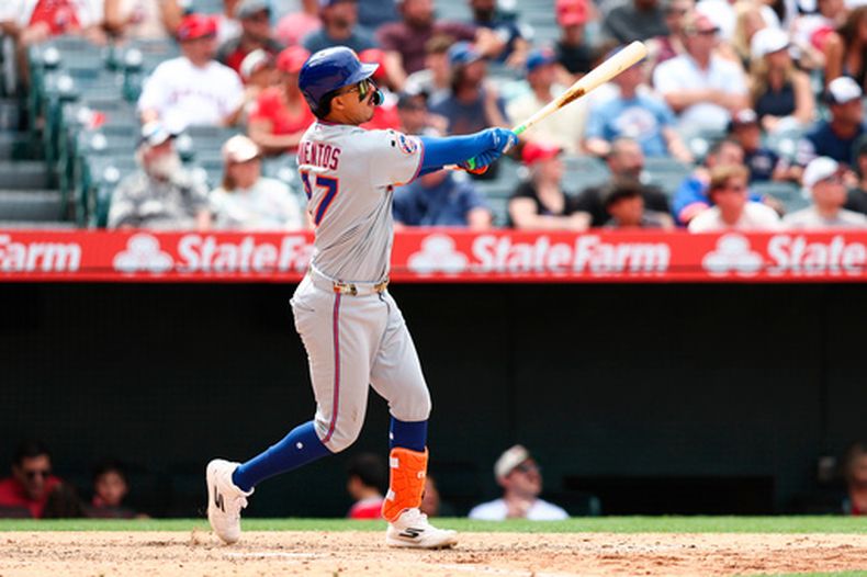 Mark Vientos, de los Mets de Nueva York, observa el vuelo de la pelota de su cuadrangular durante la octava entrada del juego de béisbol de Grandes Ligas contra los Angelinos de Los Ángeles, el domingo 3 de mayo de 2026, en Anaheim, California. (AP Foto/Jessie Alcheh)