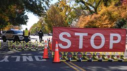 La calle que lleva hacia la Corte Suprema y el Capitolio cerrada a la circulación en el día 36 del cierre del gobierno federal, el miércoles 5 de noviembre de 2025, en Washington. (AP Foto/Mariam Zuhaib)