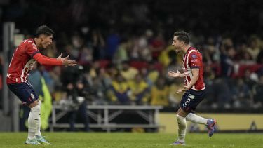 Alan Mozo, del Guadalajara, celebra después de anotar el segundo gol de su equipo ante el América, durante el partido de vuelta de la semifinal del torneo mexicano, el domingo 21 de mayo de 2023, en la Ciudad de México. (AP Foto/Eduardo Verdugo)