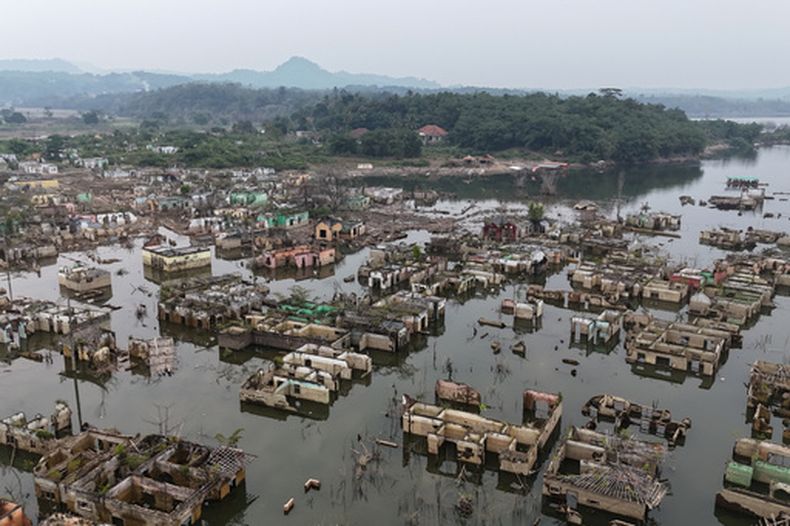 Casas que llevan mucho tiempo sumergidas se ven expuestas tras una sequía que bajó el nivel del agua de la presa Karian, en Lebak, en la provincia Banten, Indonesia, el viernes 31 de julio de 2026. (AP Foto/Tatan Syuflana)