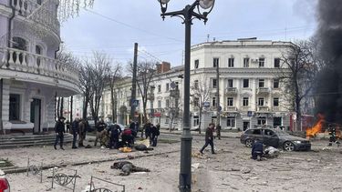 En esta imagen proporcionada por el servicio de prensa del Comisario del Parlamento Ucraniano para los Derechos Humanos, cuerpos de residentes muertos se ven en el suelo tras un ataque de misiles ruso que mató al menos a 20 civiles en Sumy, Ucrania, el domingo 13 de abril de 2025. (Servicio de prensa del Comisario del Parlamento Ucraniano para los Derechos Humanos via AP)