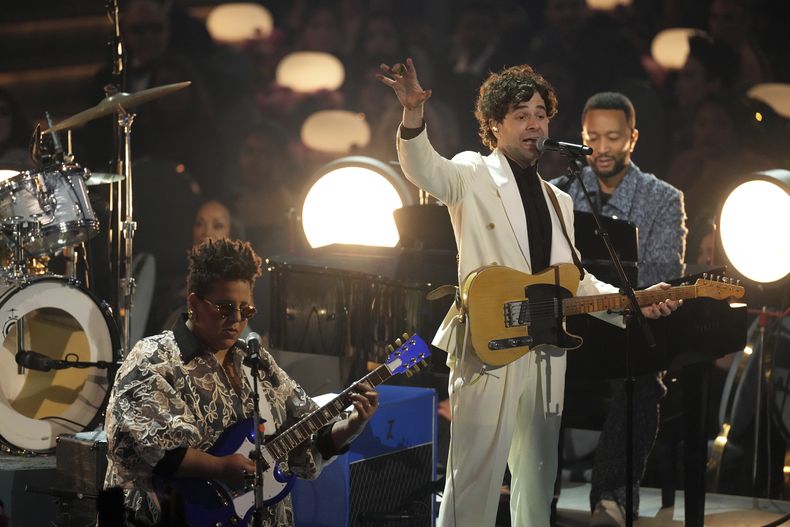 Brittany Howard, desde la izquierda, Tony Goldsmith y John Legend interpretan I Love L.A. durante la 67ª entrega anual de los premios Grammy el domingo 2 de febrero de 2025 en Los Ángeles. (Foto AP/Chris Pizzello)