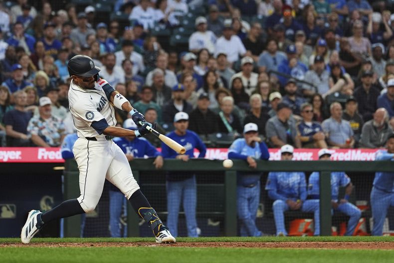 El dominicano Julio Rodríguez, de los Marineros de Seattle, pega un sencillo productor en el juego del miércoles 2 de julio de 2025, ante los Reales de Kansas City (AP Foto/Lindsey Wasson)