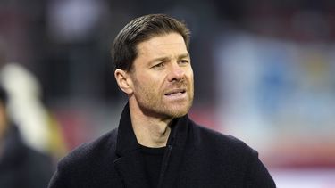 ARCHIVO - oto del 29 de enero del 2023, el entrenador del Bayer Leverkusen Xabi Alonso observa a su equipo en un encuentro de la Bundesliga ante el Borussia Dortmund. El viernes 4 de agosto del 2023, Alonso extiende su contrato con l equipo hasta el 2026. (AP Foto/Martin Meissner, file)