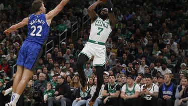 Jaylen Brown (7), escolta de los Celtics de Boston, dispara sobre el intento de bloqueo de Franz Wagner (22), alero del Magic de Orlando, durante la primera mitad del juego de baloncesto de la NBA, el domingo 17 de diciembre de 2023, en Boston. (AP Foto/Mary Schwalm)