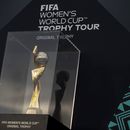 ARCHIVO - El trofeo de la Copa Mundial femenina de fútbol durante un acto de promoción en la estatua del Cristo Redentor de Río de Janeiro, el 29 de marzo de 2023. (AP Foto/Bruna Prado)