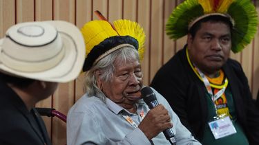 El jefe indígena Raoni Metuktire habla en la cumbre climática de la ONU COP30, el sábado 15 de noviembre de 2025, en Belém, Brasil. (AP Foto/Joshua A. Bickel)
