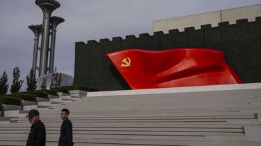 ARCHIVO - Visitantes pasan frente a una bandera del Partido Comunista Chino en el museo del partido en Beijing, el 19 de octubre de 2023. (AP Foto/Louise Delmotte, archivo)