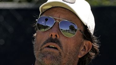 Aplausos a Mickelson no devuelven normalidad al golf