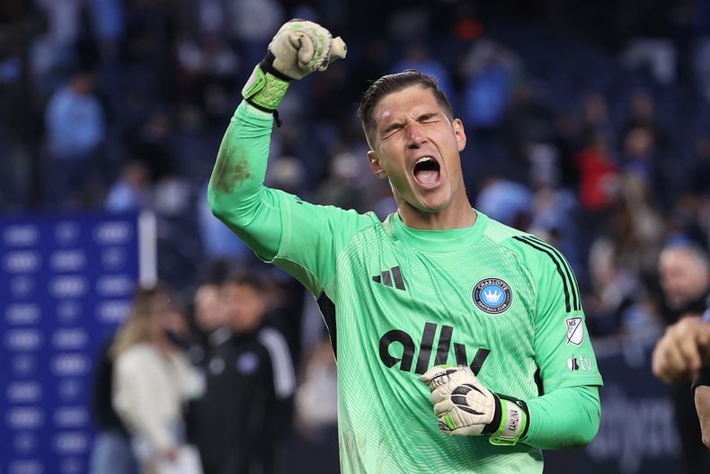 Kristijan Kahlina (1), portero del Charlotte FC, reacciona después de derrotar al New York City FC en una tanda de penaltis en la primera ronda de los playoffs de la Conferencia Este del fútbol de la MLS, el sábado 1 de noviembre de 2025, en Nueva York. (AP Photo/Pamela Smith)