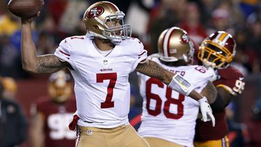 americateve | Colin Kaepernick, quarterback de los 49ers de San Francisco, lanza un pase durante el partido contra los Redskins de Washington, el lunes 25 de noviembre de 2013 (AP Foto/Alex Brandon)
