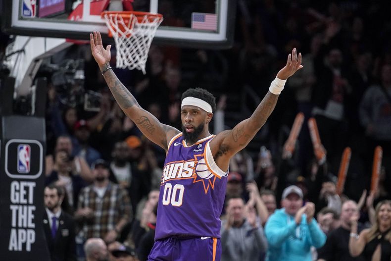 Royce ONeale, de los Suns de Phoenix, festeja luego de acertar un triple ante los Kings de Sacramento, el martes 13 de febrero de 2024 (AP Foto/Darryl Webb)
