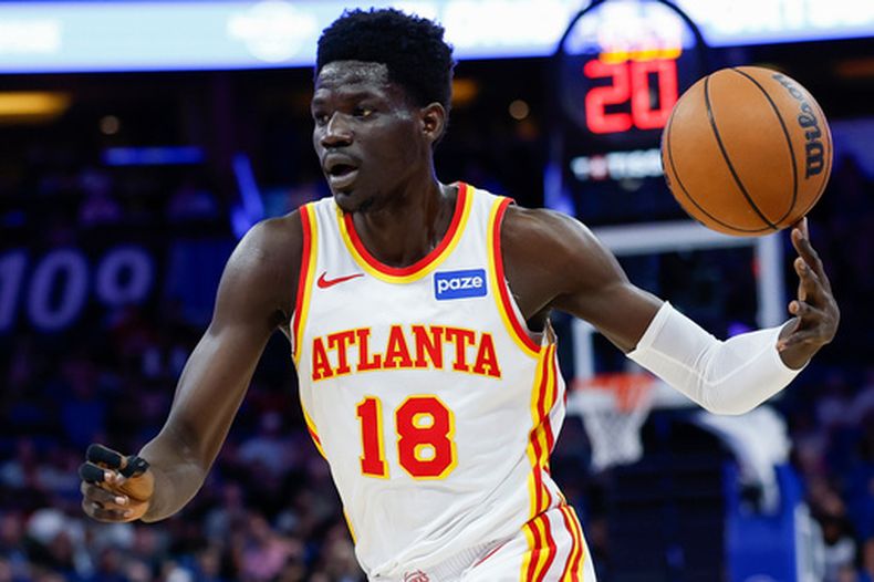 ARCHIVO - Mouhamed Gueye (18), alero de los Hawks de Atlanta, lleva el balón frente al Magic de Orlando durante la primera mitad del juego de baloncesto de la NBA, el miércoles 1 de abril de 2026, en Orlando, Florida. (AP Foto/Kevin Kolczynski, Archivo)