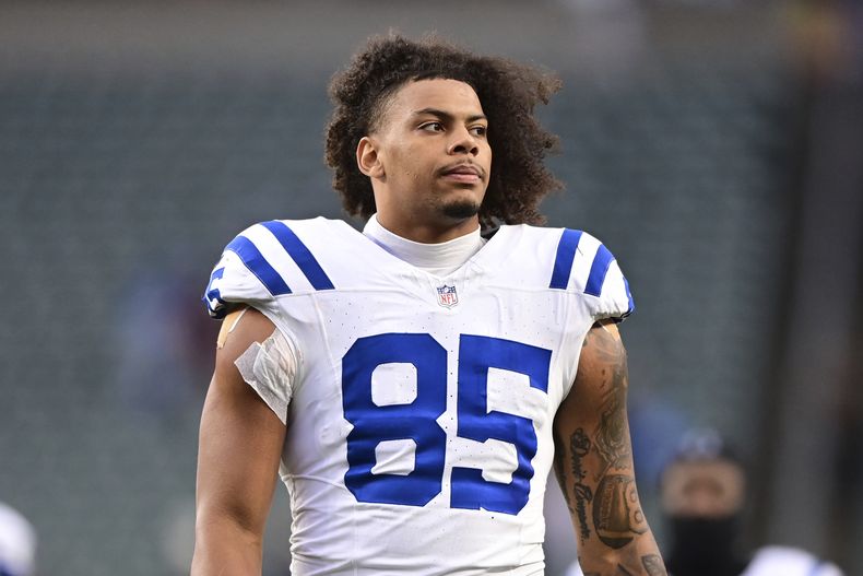 ARCHIVO - Foto del 10 de diciembre del 2023, el tight end de los Colts de Indianápolis Drew Ogletree sale del campo tras el duelo ante los Bengals de Cincinnati. El sábado 30 de diciembre del 2023, Ogletree fue arrestado el viernes por violencia doméstica. (AP Foto/Emilee Chinn, Archivo)