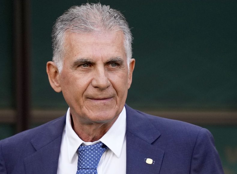 ARCHIVO - Carlos Queiroz, entrenador de Irán, observa el partido del grupo B de la Copa del Mundo entre Inglaterra e Irán en el estadio internacional Khalifa en Doha, Qatar, el lunes 21 de noviembre de 2022. Carlos Queiroz fue despedido como entrenador de la selección de Qatar a poco más de un mes de recibir la Copa de Asia. (AP Foto/Frank Augstein, Archivo)