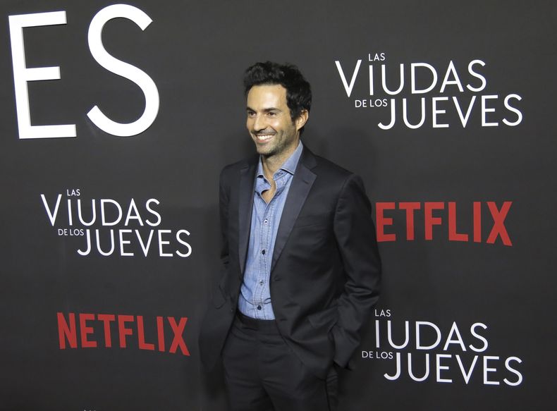 El actor Pablo Cruz Guerrero posa en la alfombra roja de la serie de Netflix Las viudas de los jueves en la Ciudad de México el martes 5 de septiembre de 2023. (Foto AP/Berenice Bautista)