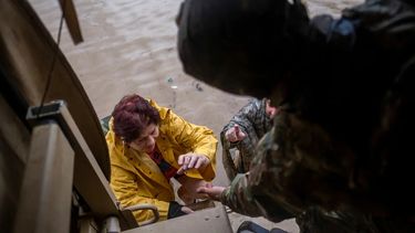 Miembros de la Guardia Nacional de Puerto Rico rescatan a una mujer varada en su casa después del huracán Fiona en Salinas, Puerto Rico, 19 de septiembre de 2022 (REUTERS/Ricardo Arduengo)
