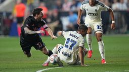 Lionel Messi, del Inter Miami, cae junto a Kai Wagner y Quinn Sullivan, del Union de Filadelfia, durante el partido de la MLS disputado el miércoles 19 de agosto de 2026 en Chester, Pensilvania (AP Foto/Matt Rourke)