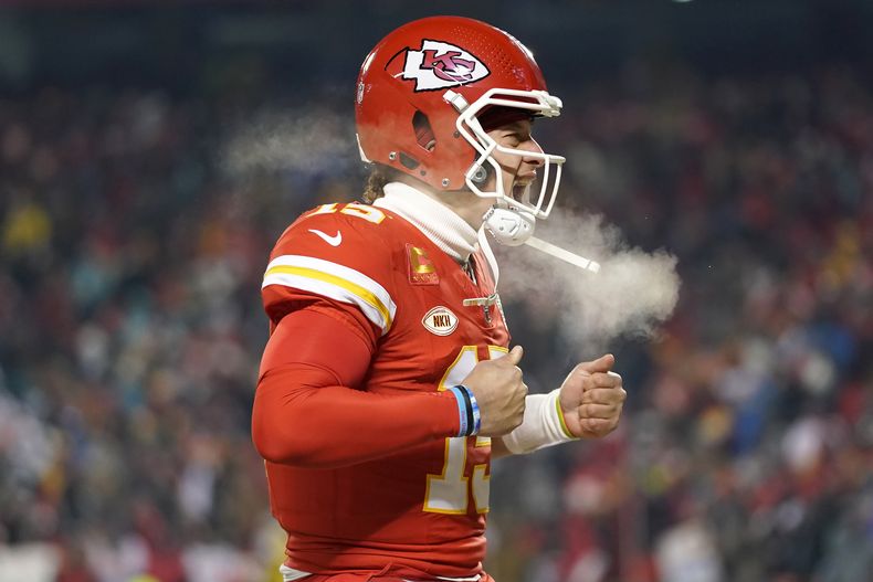 Patrick Mahomes, quarterback de los Chiefs de Kansas City, festeja durante el partido de playoffs del sábado 13 de enero de 2024, ante los Dolphins de Miami (AP Foto/Ed Zurga)