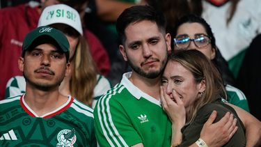 Hinchas de México reaccionan tras la derrota 3-2 ante Inglaterra en los 16vos de final del Mundial, el domingo 5 de julio de 2026, en la Ciudad de México. (AP Foto/Natacha Pisarenko)