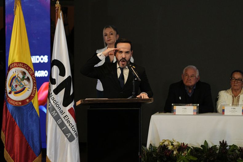 El presidente electo de Colombia, Abelardo de la Espriella, habla tras recibir sus credenciales del Consejo Nacional Electoral en Bogotá, Colombia, el jueves 25 de junio de 2026. (Foto AP/Iván Valencia)