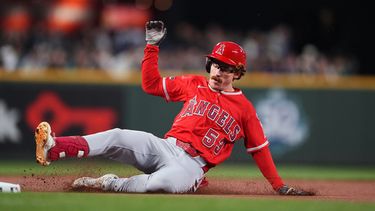 Wade Meckler, de los Angelinos de Los Ángeles, llega barrido a tercera para un triple frente a los Marineros de Seattle durante la primera entrada del juego de béisbol de Grandes Ligas, el viernes 25 de septiembre de 2026, en Seattle. (AP Foto/Lindsey Wasson)