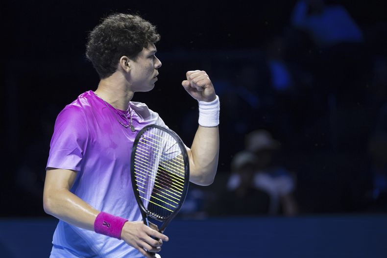 El estadounidense Ben Shelton festeja tras su parido de cuartos de final ante el ruso Andrey Rublev en Basilea el viernes 25 de octubre del 2024. (Georgios Kefalas/Keystone via AP)