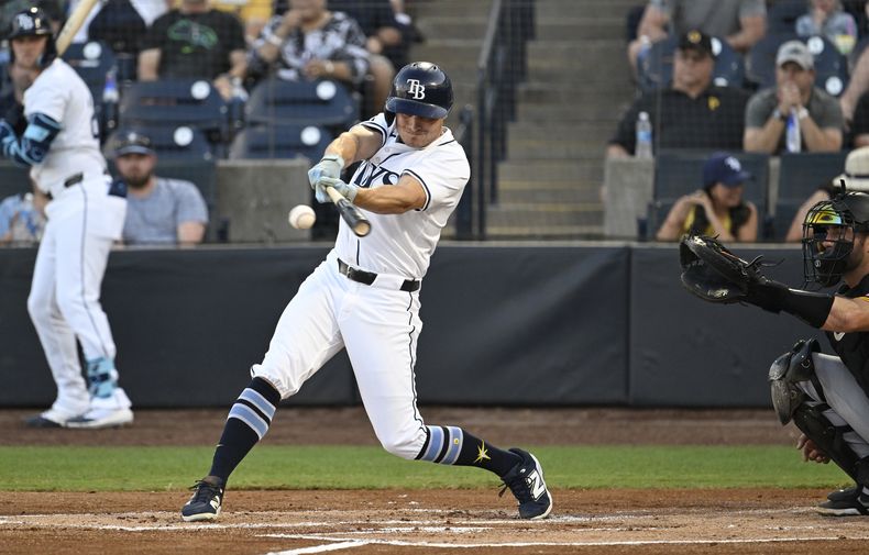 Jake Mangum, de los Rays de Tampa Bay, conecta un doble en el juego ante los Piratas de Pittsburgh, el martes 1 de abril de 2025 (AP Foto/Jason Behnken)