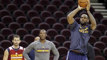 americateve | Poco después de darse una ducha, dejando atrás una actuación para el olvido, LeBron James sonrió y soltó una carcajada mientras se vestía para abordar un vuelo hacia Chicago.