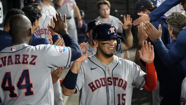 El mexicano Isaac Paredes, de los Astros de Houston, festeja en la caseta luego de anotar ante los Medias Blancas de Chiago, el viernes 24 de julio de 2026 (AP Foto/David Banks)