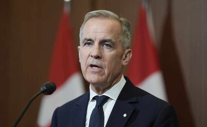 El primer ministro canadiense Mark Carney en conferencia de prensa en Ottawa el 3 de abril del 2025. (Adrian Wyld/The Canadian Press via AP)