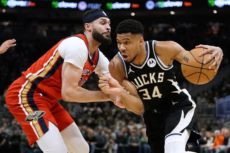 Giannis Antetokounmpo (34) de los Milwaukee Bucks conduce hacia el aro frente a Larry Nance Jr. de los Pelicans de Nueva Orleans, durante el juego de baloncesto de la NBA, el sábado 27 de enero de 2024, en Milwaukee. (AP Foto/Aaron Gash)