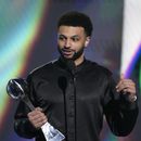 Jamal Murray, de los Nuggets de Denver, recibe su premio ESPY al regreso del año el miércoles 12 de julio de 2023, en Los Ángeles (AP Foto/Mark Terrill)