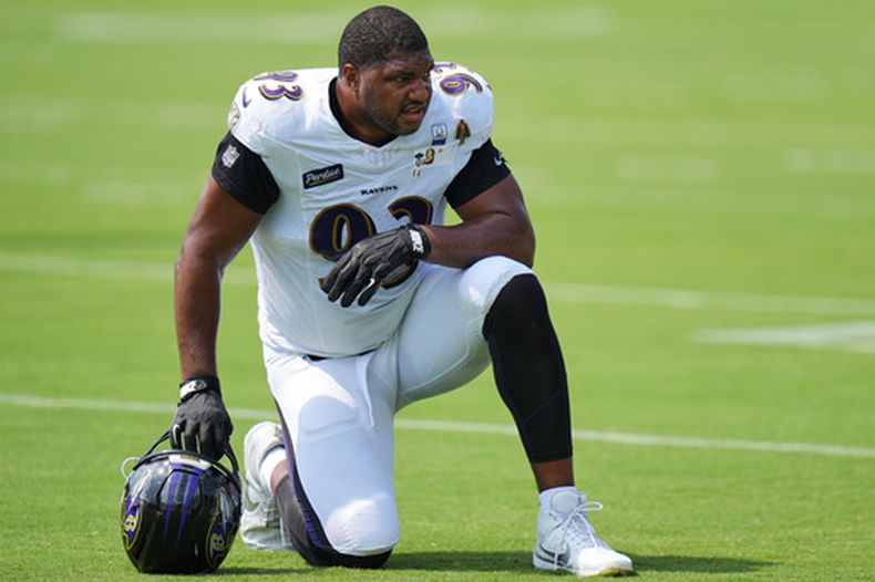El defensive end de los Ravens de Baltimore Calais Campbell observa el entrenamiento del equipo del martes 11 de agosto del 2026. (AP Foto/Stephanie Scarbrough)