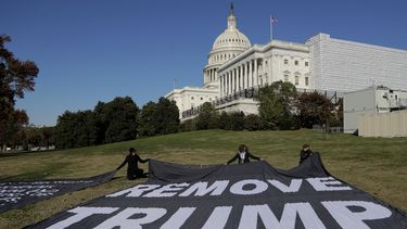 Testimonio de diplomático compromete a Trump