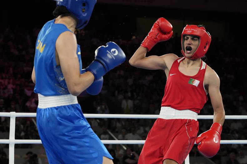 ARCHIVO - La argelina Imane Khelif (derecha) se enfrenta a la china Yang Liu en la final de boxeo femenina de 66 kg de los Juegos Olímpicos de Verano de 2024, el viernes 9 de agosto de 2024, en París. (Foto AP/Ariana Cubillos, Archivo)