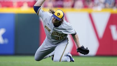 Corbin Burnes, lanzador abridor de los Cerveceros de Milwaukee, reacciona después de realizar una atrapada deslizándose para cerrar la sexta, ante elevado de Stuart Fairchild, de los Rojos de Cincinnati, en el juego de béisbol del viernes 2 de junio de 2023, en Cincinnati. (AP Foto/Jeff Dean)