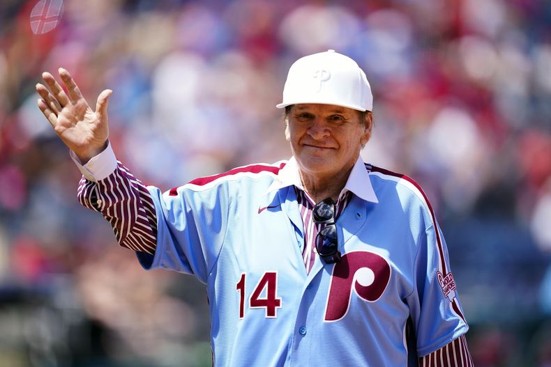 ARCHIVO - Foto del 7 de agosto del 2022, el exjugador de los Filis de Filadelfia Pete Rose saluda a los aficionados. (AP Foto/Matt Rourke, Archivo)