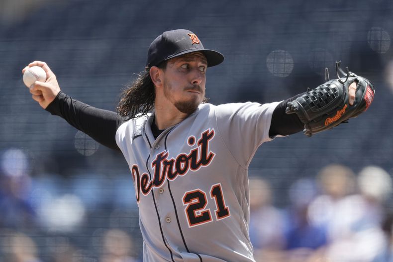 Michael Lorenzen de los Tigres de Detroit lanza contra los Reales de Kansas City, el jueves 20 de julio de 2023. (AP Foto/Charlie Riedel)