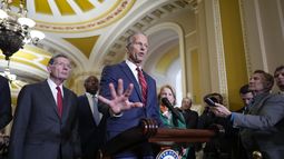 El líder de la mayoría en el Senado, John Thune, acompañado por otros senadores, habla con reporteros en el Capitolio, en Washington, el martes 1 de abril de 2025. (AP Foto/J. Scott Applewhite)